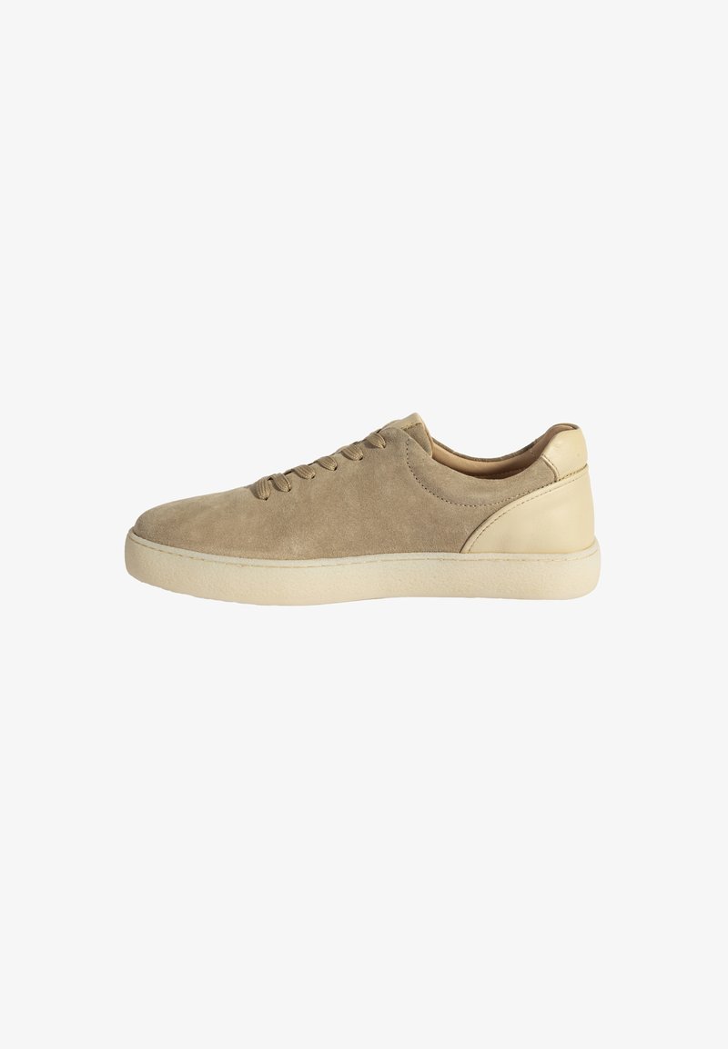 Baskets en suède beige avec un talon en cuir beige lisse. Comprend un bout rond, six œillets et une semelle en caoutchouc texturé pour une meilleure adhérence.