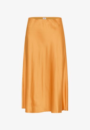 Sukienka A-line z satyny w intensywnym pomarańczowym kolorze, z gładką teksturą i elastycznym paskiem w talii. Długość sięga poniżej kolana.