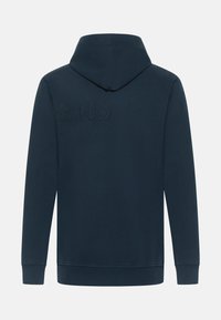 Tmavě modrá mikina s kapucí vyrobená z měkké tkaniny, s klokaní kapsou, žebrovanými manžetami a vyšitým nápisem "SAND" na zadní straně.