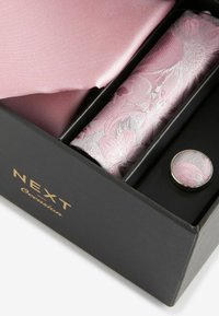 Rosa Krawatte und Einstecktuch-Set in einer schwarzen Box, bestehend aus einer strukturierten dunkelrosa Krawatte und einem gemusterten Einstecktuch mit floralen Motiven und silbernen Akzenten.