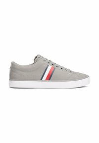 Sneaker in tela grigia con suola in gomma bianca, punta rotonda e tre strisce verticali in rosso, bianco e blu navy sul lato.