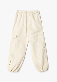 Beige cargo bukser med elastisk talje, sidelommer og taperede manchetter. Lavet af blødt bomuldsstof med en glat overflade og solide syninger.