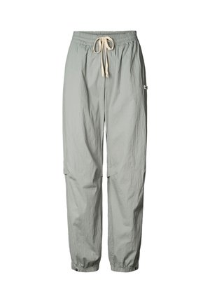 Pantalon cargo gris clair avec une taille élastique, un cordon de serrage réglable et des poignets froncés ; doté de poches latérales et d'un tissu texturé.