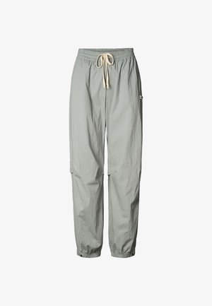 Pantalon cargo gris clair avec une taille élastique, un cordon de serrage réglable et des poignets froncés ; doté de poches latérales et d'un tissu texturé.