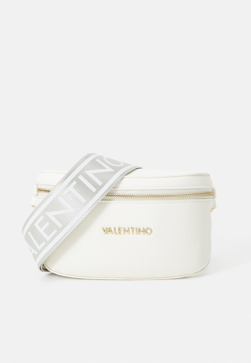 Λευκή υφασμάτινη δερμάτινη τσάντα με χρυσό φερμουάρ, που διαθέτει γκρίζο λουρί με λευκή γραφή και χρυσό λογότυπο μπροστά.