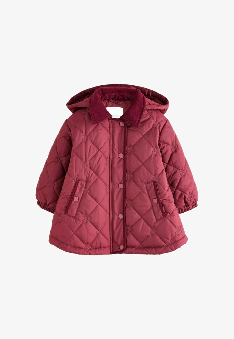 Cappotto infante imbottito di colore rosso scuro con cappuccio, bottoni a pressione, due tasche frontali e collo in corduroy su sfondo bianco.