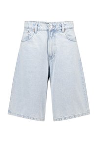 Vaaleansiniset farkkushortsit, joissa on rento malli. Shortseissa on vetoketjuhäntä, viisi taskua ja suora helma. Erityisiä kuvioita tai koristeita ei ole näkyvissä.