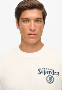 Superdry & Co TOKYO NARRATIVE LOOSE - T-shirt print - bone white