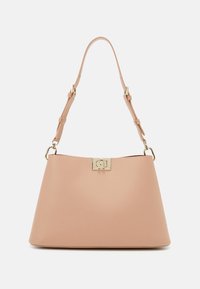 Borsa a tracolla rosa chiaro con forma strutturata, tracolla regolabile e chiusura in metallo dorato sul davanti. Design liscio e minimalista.