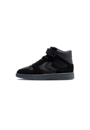 Zwarte mid-top sneaker van leer en suede, met grijze accenten, een klittenbandsluiting en een structurele rubberen zool met visgraatpatroon.