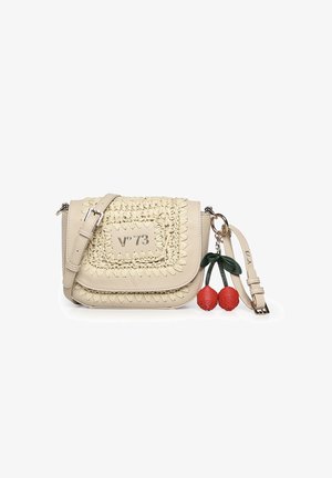 Borsa a tracolla beige con rifiniture intrecciate, logo "V°73" impresso, tracolla regolabile e portachiavi a forma di ciliegia con ciliegie rosse e foglie verdi.