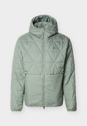 Φωτεινό πράσινο καπιτονέ μπουφάν με κουκούλα, πλήρες φερμουάρ μπροστά, ελαστικά μανίκια, πλαϊνές τσέπες με φερμουάρ και διακριτικό λογότυπο στο αριστερό στήθος.