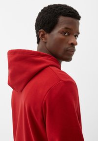 s.Oliver  OP DE VOORKANT czerwony