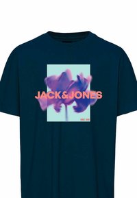 Camiseta de algodón azul marino con un gran gráfico del texto "JACK&JONES" en rosa, con un diseño abstracto colorido detrás.