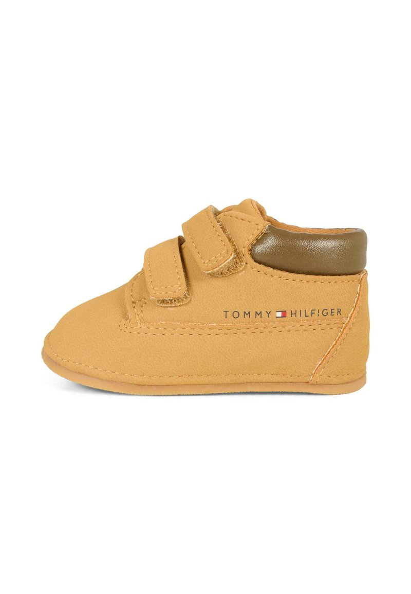 Tan leren peuterschoen met een zachte textuur, twee klittenbandsluitingen en een bruin leren accent op de hak. Bevat het Tommy Hilfiger-logo.