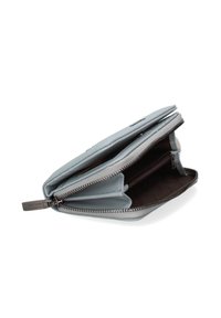 Lichtblauwe leren portemonnee met een ritssluiting, voorzien van meerdere vakken en een gestructureerde buitenkant voor betere grip.