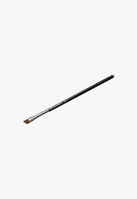 Pinceau de maquillage à embout incliné avec un manche en bois noir et un fer métallique argenté, conçu pour une application précise des produits.