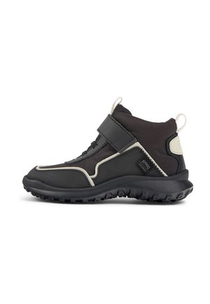 Chaussures noires montantes jusqu'à la cheville avec un dessus en tissu texturé, des semelles en caoutchouc, des lacets élastiques et une sangle en velcro, ornées d'une bordure contrastante gris clair.