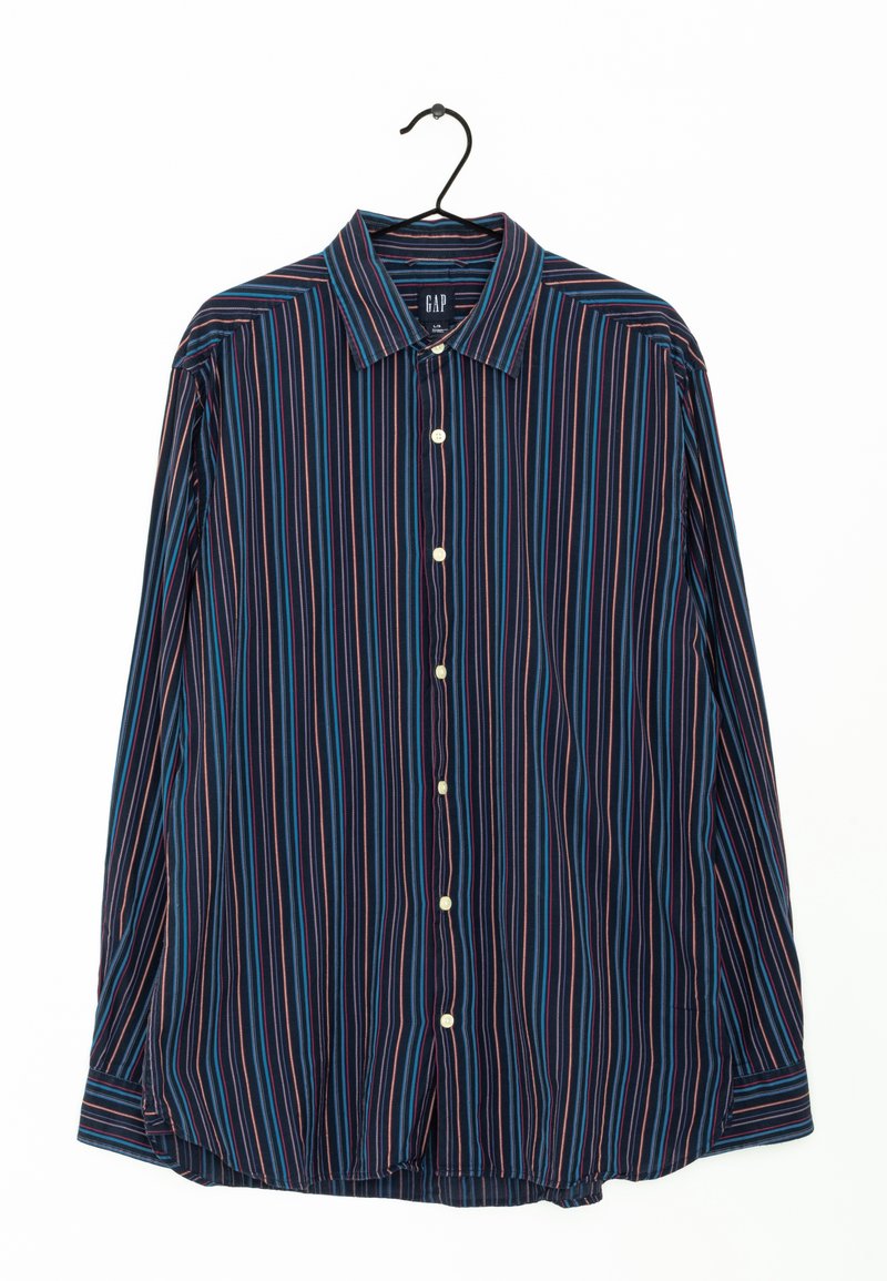 Långärmad skjorta med knappar i marinblått med vertikala ränder i röd och blå. Har en krage och vita knappar fram.