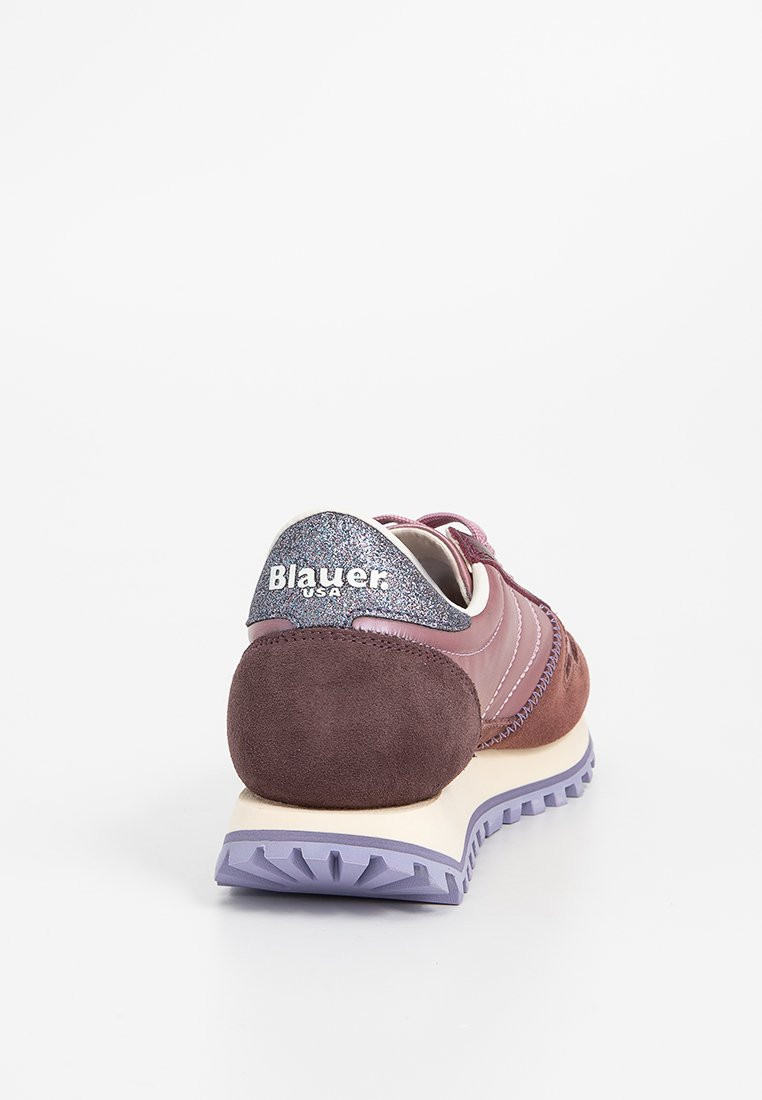 Sneaker viola e marrone con un tallone in suede testurizzato, un accento glitterato sul retro e una suola in gomma resistente con battistrada triangolare.