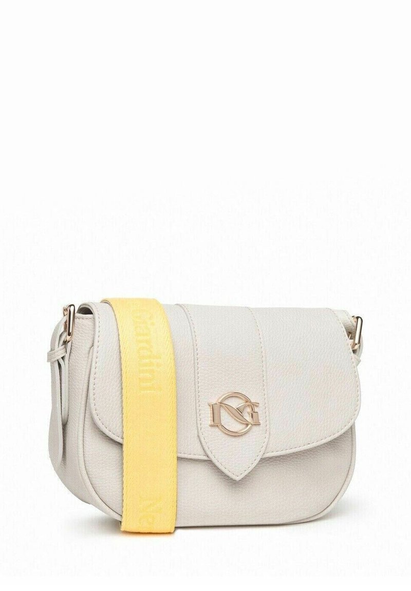 Borsa a tracolla in pelle grigia chiara con chiusura a pattina, decorazione con logo dorato e tracolla regolabile gialla con branding.