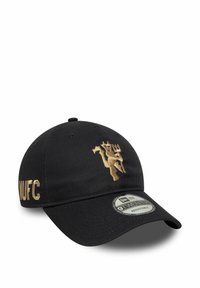 Schwarze Kappe aus Stoff mit goldgesticktem Logo und dem Text "NUFC." Mit einem runden Schirm und einem verstellbaren Riemen auf der Rückseite.