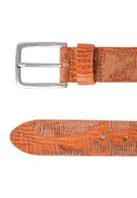 Leren riem in oranje met een gestructureerd oppervlak, zilveren metalen gesp en meerdere gaatjes voor aanpassingen. Vlakke uiteinde voor gemakkelijke sluiting.