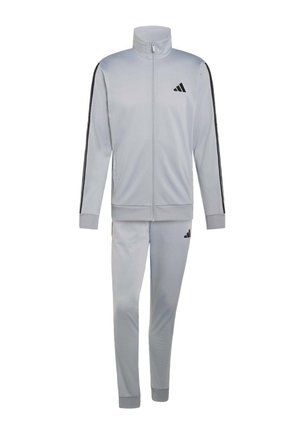 Szary sportowy dres z kurtką na zamek błyskawiczny, z czarnymi paskami na rękawach oraz dopasowanymi spodniami. Zawiera akcenty z logo Adidas.