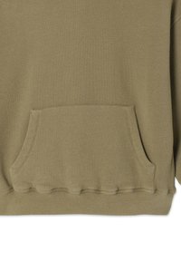 Bluza oliwkowa o fakturowanej tkaninie. Posiada przednią kieszeń kangurkę oraz ściągacz na dole. Prosty, casualowy design.