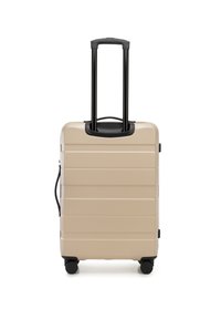 Valigia rigida beige con un design a righe testurizzato, manico retrattile nero e quattro ruote nere per una facile mobilità.