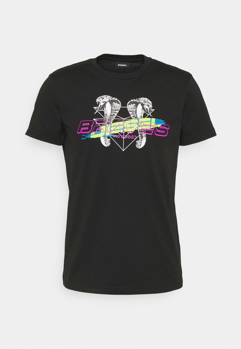 Camiseta de algodón negra con un diseño gráfico de dos serpientes y texto colorido. Cuello redondo y mangas cortas. Corte relajado.