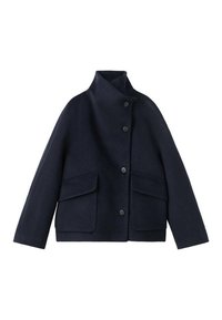 Chaqueta de lana azul marino con cuello alto, cierre frontal de botones y dos grandes bolsillos parche en la parte delantera. Textura suave, ajuste relajado.