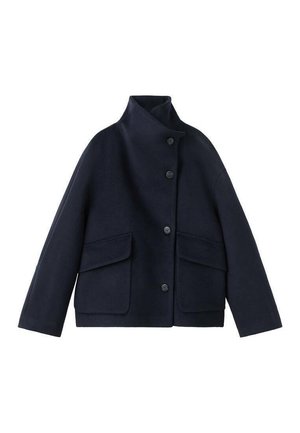 Chaqueta de lana azul marino con cuello alto, cierre frontal de botones y dos grandes bolsillos parche en la parte delantera. Textura suave, ajuste relajado.