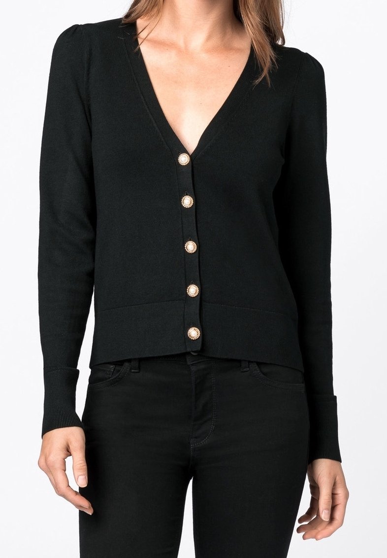 Svart kardiagan med djup V-ringning, långa ärmar och dekorerande guldknappar. Tillverkad av ett mjukt material med en åtsittande design.