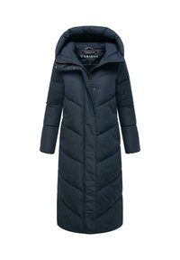 Marineblauwe lange pufferjas met een capuchon, voorzien van chevron-quilting, een rits aan de voorkant en drukknoopsluitingen. Gemaakt van geïsoleerd, waterbestendig materiaal.