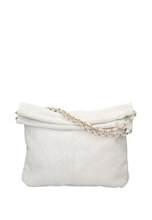 Witte gewatteerde clutch met een omgevouwen bovenkant en een goudkleurige kettingband op een witte achtergrond.