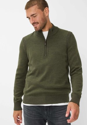 Maglione verde a maglia con collo zip a metà, polsini e orlo a costine. La trama del tessuto appare morbida, con sottili variazioni tonali.
