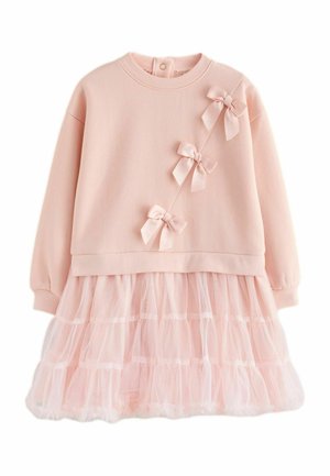 Dolga roza obleka z dolgimi rokavi, s tremi okrasnimi pentljami na prsih in večplastno krilom iz tila.