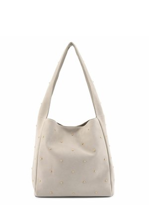 Beige Schultertasche mit weicher Textur, verziert mit gleichmäßig verteilten kleinen goldenen Nieten, ausgestattet mit einem breiten Riemen und leicht schlaffer Form.