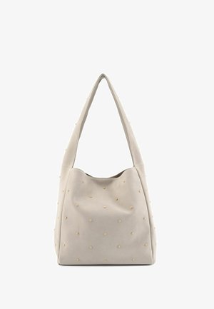 Borsa a tracolla beige con texture morbida, decorata con piccoli borchie dorate disposte uniformemente, dotata di una tracolla larga e forma leggermente scesa.