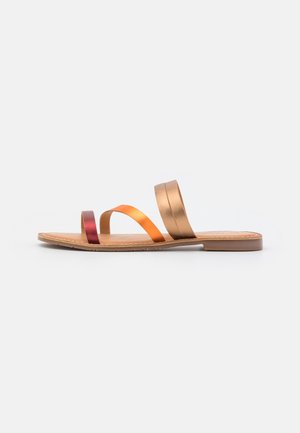 Flad sandal med tre tynde stropper i bronze, orange og rød over foden og en tan sål mod en hvid baggrund.