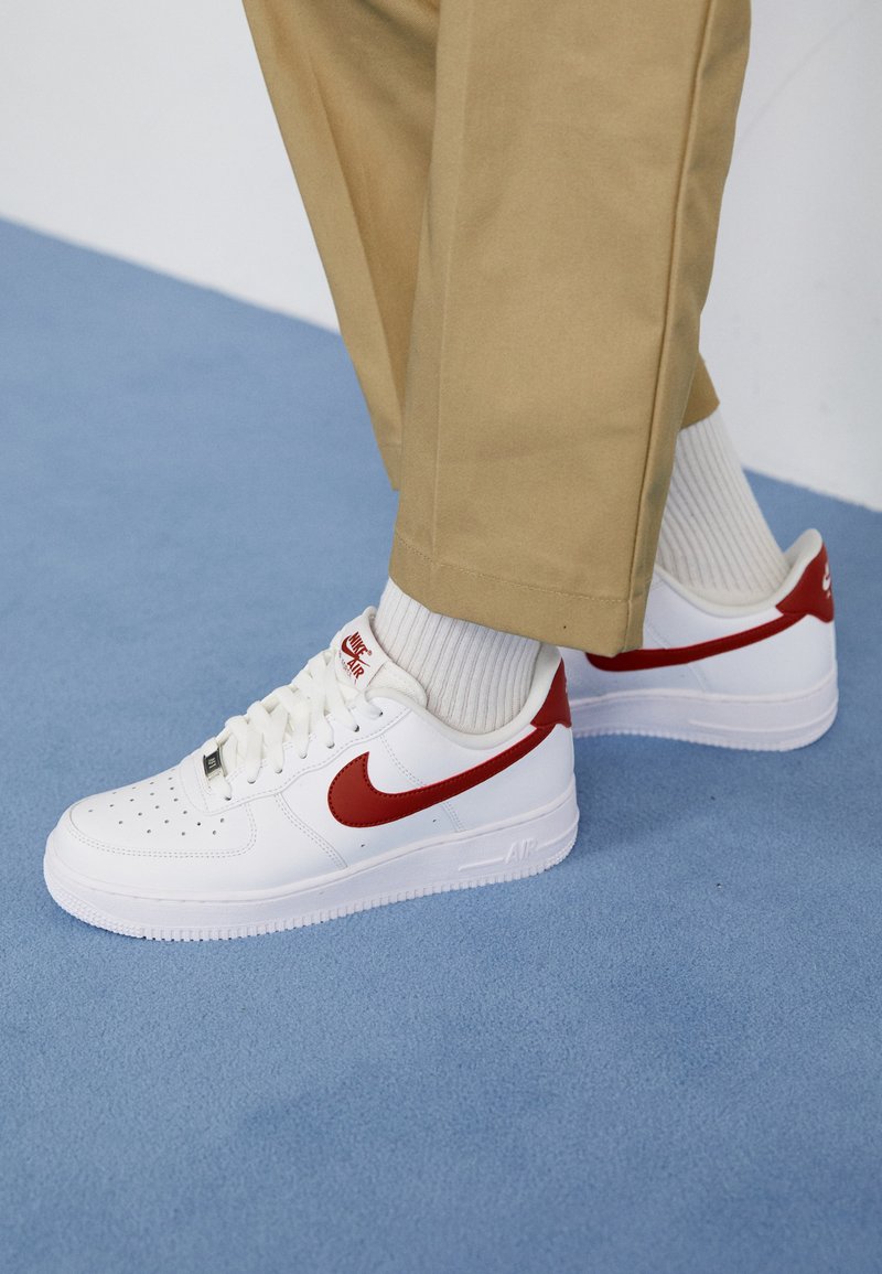 Zapatillas Nike Air Force 1 '07 Blanco y Rojo, Hombre