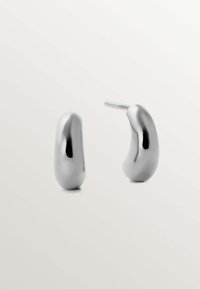 Pendientes plateados de forma abstracta con una textura lisa y brillante. Cada pendiente tiene una forma orgánica única que se estrecha en un extremo.