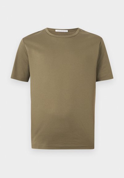 Λαδί κοντομάνικη μπλούζα με στρογγυλή λαιμόκοψη και μονόχρωμο σχέδιο, εμφανίζεται πάνω σε λευκό φόντο.