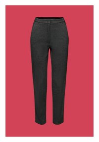 Tmavě šedé strukturované kalhoty na míru se rovnými nohavicemi a vysokým pasem na jednobarevném červeném pozadí.