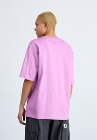 adidas Originals TEE - Základné tričko - preloved purple