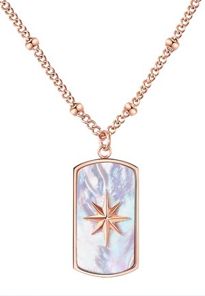 Collier en chaîne en or rose avec un pendentif rectangulaire en nacre présentant un design étoilé, mettant en valeur des reflets irisés et une texture lisse.