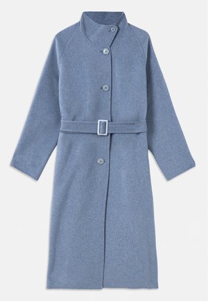 Cappotto di lana lungo azzurro chiaro con colletto alto, maniche lunghe, bottoni frontali e cintura abbinata con fibbia rettangolare.