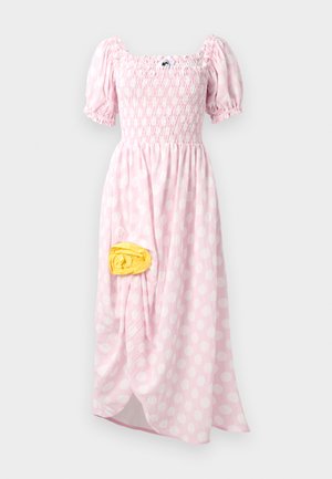 Maxikleid in Hellrosa mit weißen Punkten, gerafftem Oberteil, kurzen Puffärmeln und einem gelben Stoffdetail an der Seite.