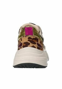 Sneaker met een beige bovenzijde, accenten van luipaardprint, groen en roze metallic details op de hiel, en een gestructureerde zwarte zool.